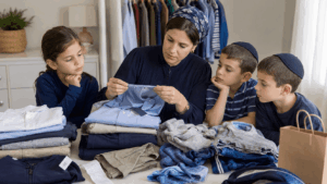 אמא בודקת בגדי ילדים לאחר כביסות